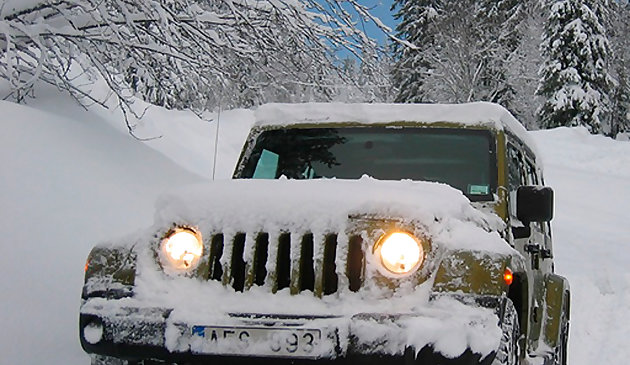 Jeep de nieve todoterreno Montaña de montaña Conducción cuesta arriba